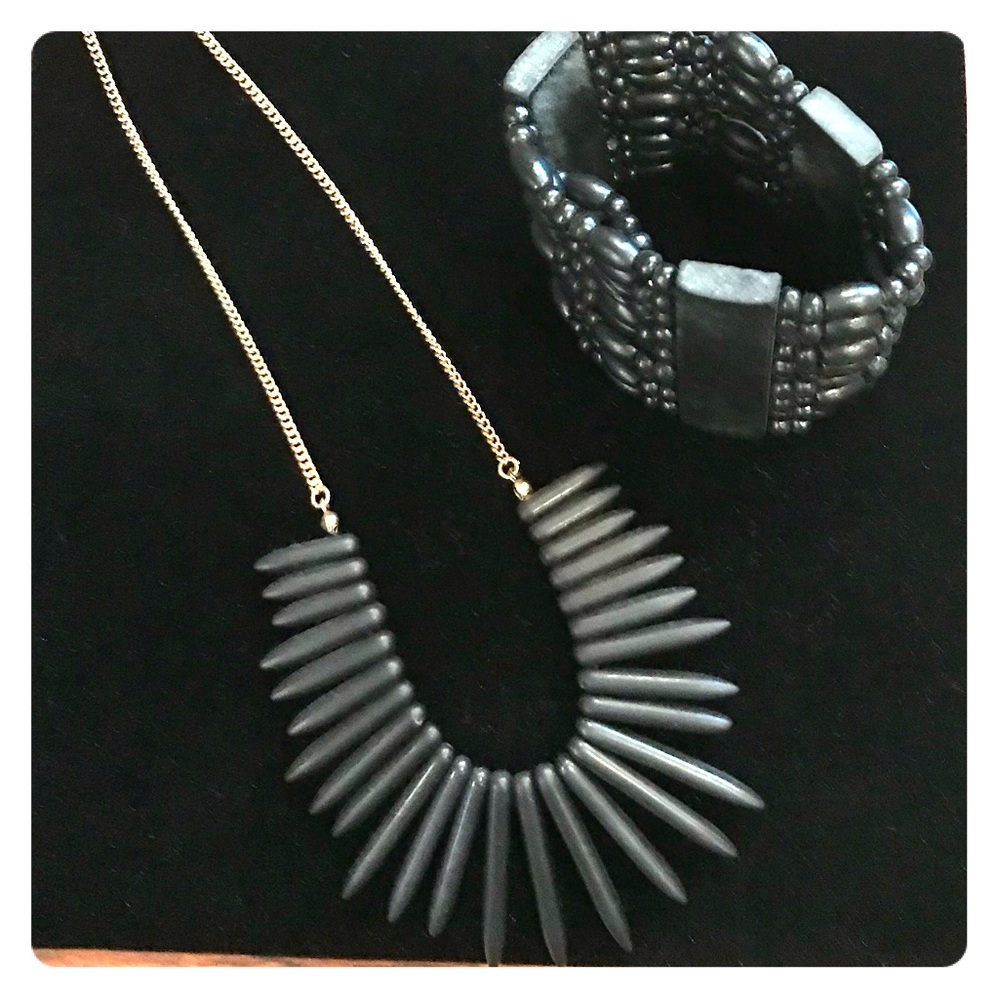 Black wooden necklace and bracelet set